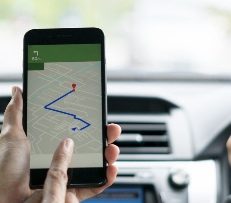 Conductor revisando GPS